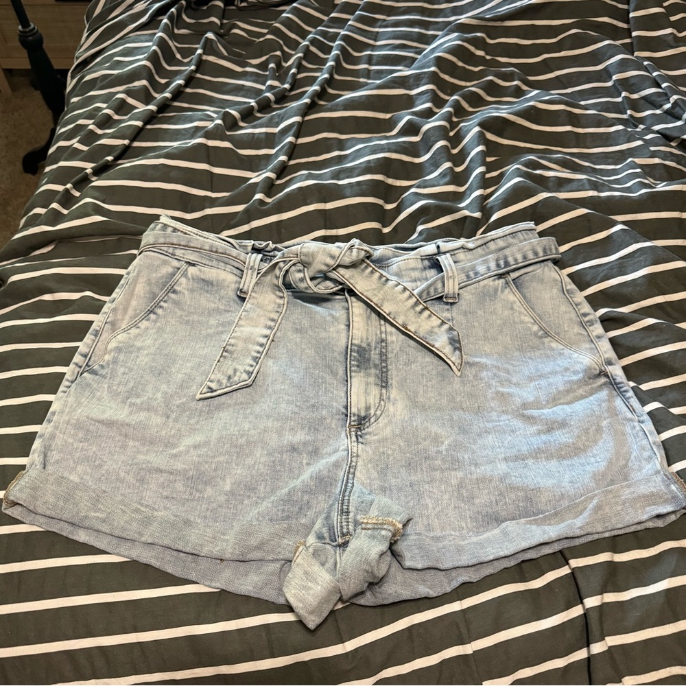 Express light wash high rise shortie